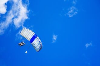 parachute-1209920_1920.jpg