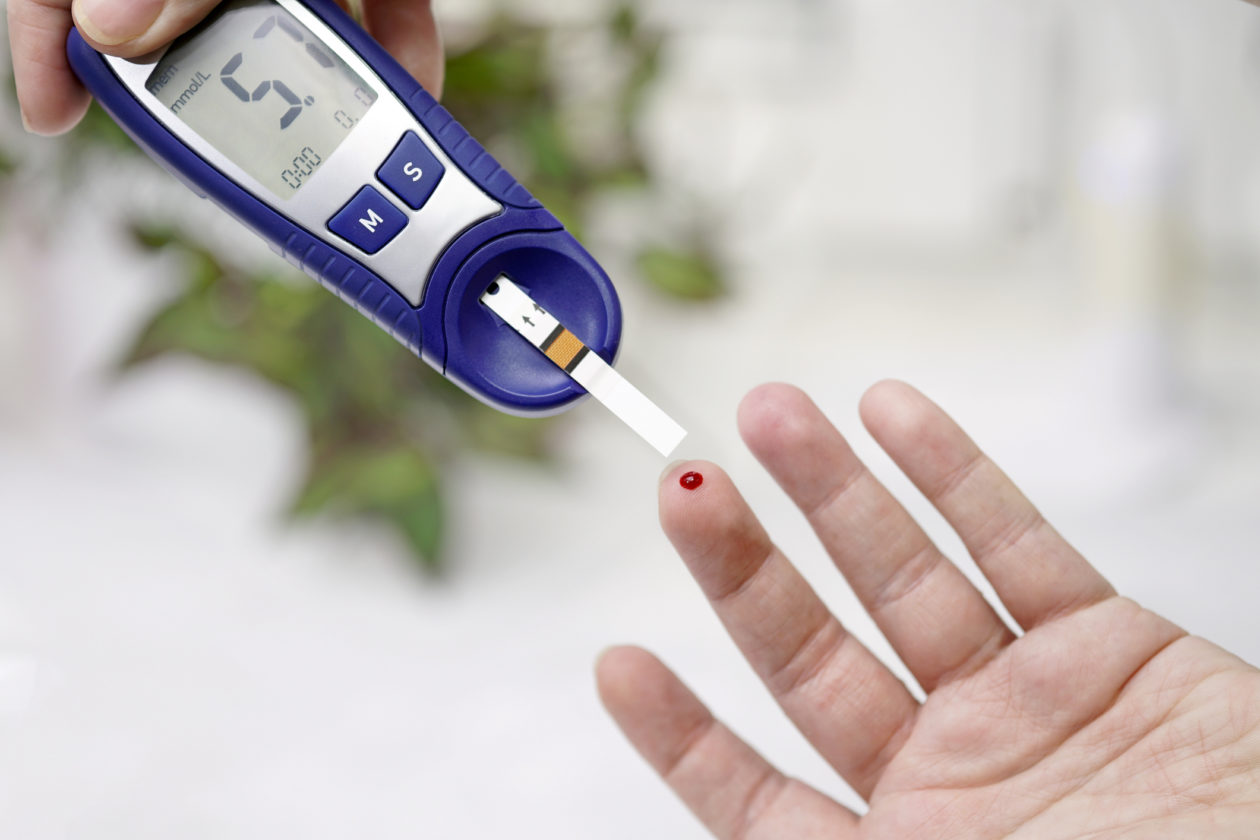 Тест есть ли диабет. Прибор для измерения сахара в крови. Глюкометр кровь. Измерение уровня сахара в крови. Кровь на сахар глюкометром.