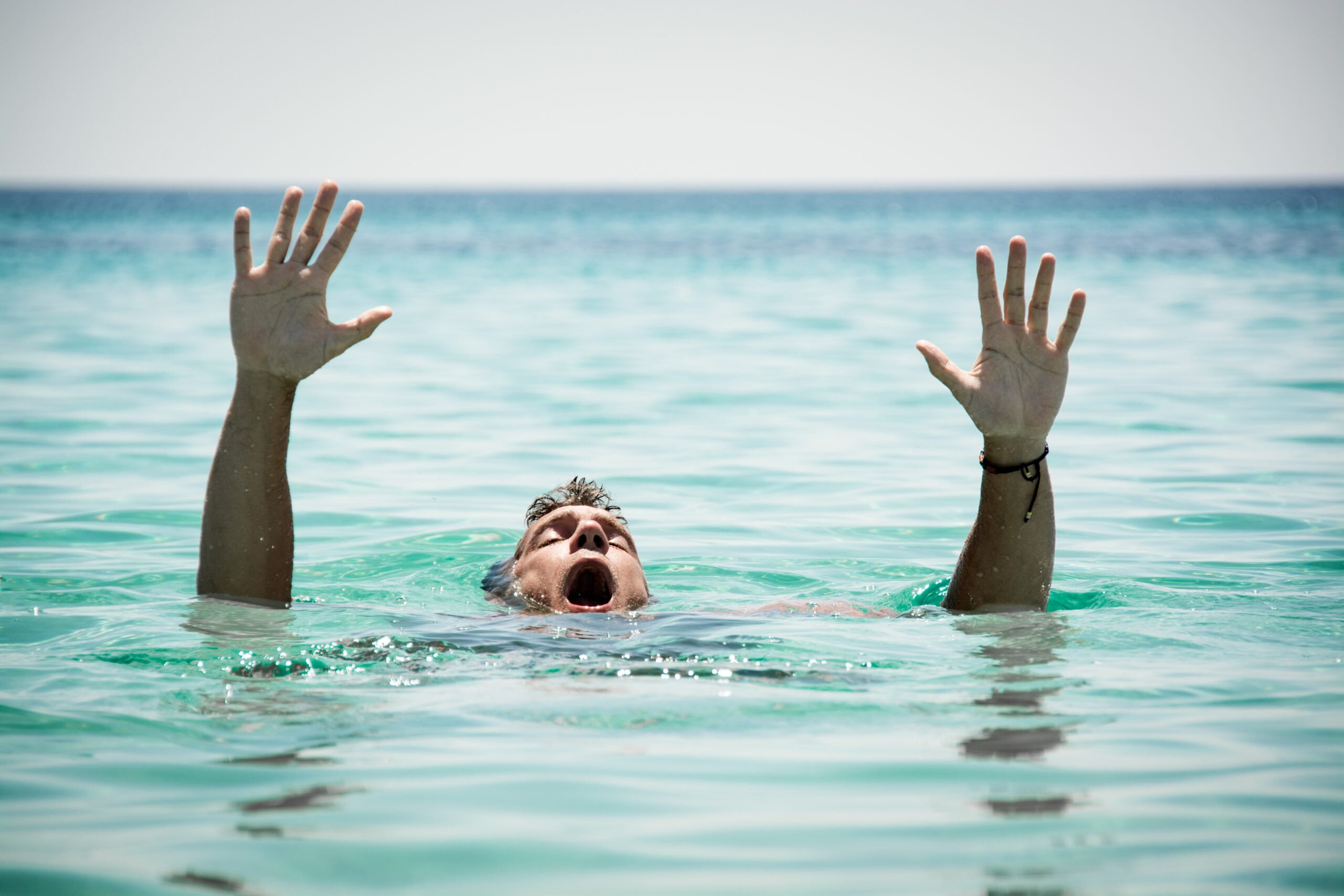 Save drowning. Тонущий человек. Человек тонет в воде. Вода и человек. Плавать в море.